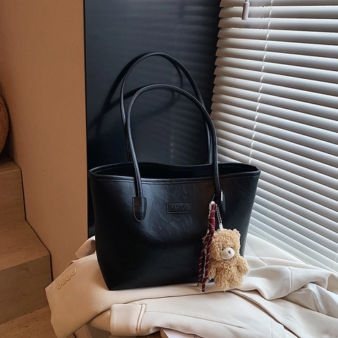 Sac Cabas Femme en Cuir PU de Grande Capacité Style Rétro Rue Sac à Épaule avec Pendentif Ours pour Navette Quotidienne Bureau Shopping