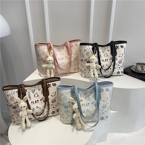 Sac Cabas en Cuir PU Femmes Grande Capacité Sac à Épaule Avec Pendentif Lapin en Peluche Graffiti de Rue Sac Sous le Bras