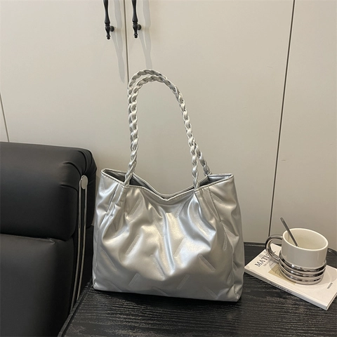 Women's Fashion PU Leather Quilted Tote Bag Large Capacity Shoulder Bag With Braided Strap Cloud Pendant Casual Handbag
