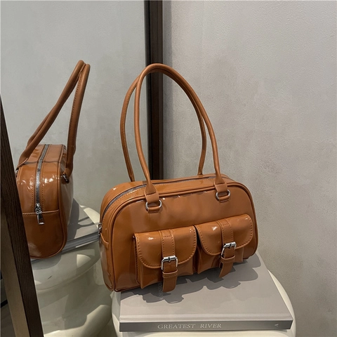Borsa a Tracolla da Donna in Pelle PU Lucida Retro Grande Capacità Boston Handbag Con Tasche Frontali Simmetriche Sottobraccio