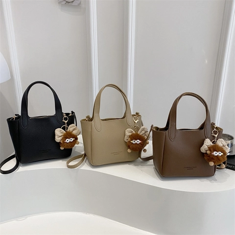 Bolso Cubo Minimalista de PU con Patrón de Lichi para Mujer Con Colgante de Monstruo de Peluche Bolso de Hombro Vintage Moda
