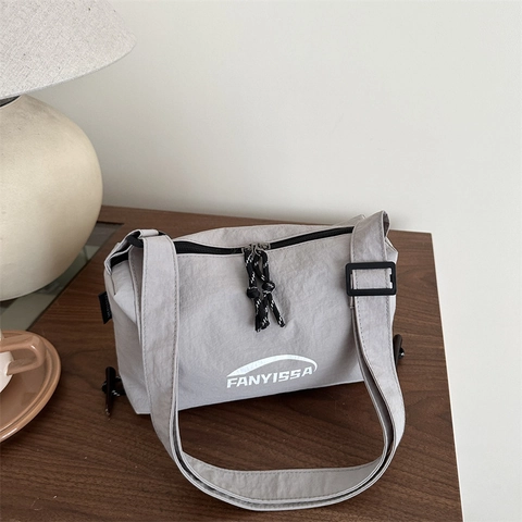Mode Nylon Schoudertas Letterprint Crossbody Tas Voor Dames Trendy Lichtgewicht Onderarmtas Met Verstelbare Riem