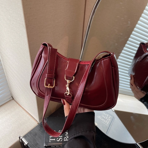 Vintage French Luxury Glossy PU Leather Underarm Bag For Women Fashionable Semi-Moon Shoulder Bag With Retro Metal Buckle Commuter Purse