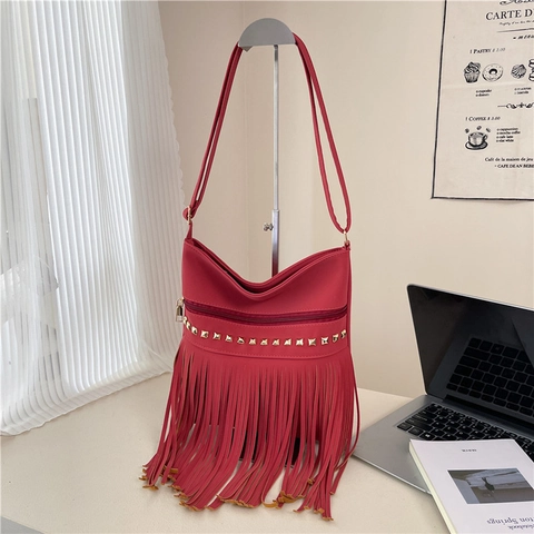 Sac à Épaule en Cuir PU Style Bohème pour Femmes Décoration Longues Franges Rivets Sac Bandoulière Vintage Mode Femme Quotidien