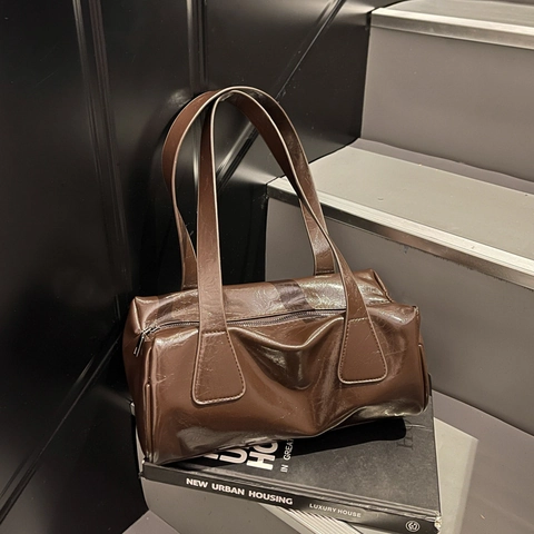 Vintage French Luxury Glossy PU Leather Underarm Shoulder Bag For Women Minimalist Solid Color Baguette Bag For Daily Commuting