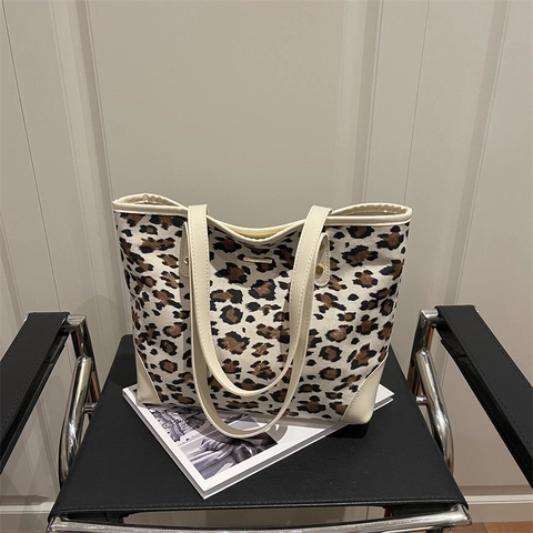 Damen Mode Leopardenmuster PU Leder Einkaufstasche Große Kapazität Pendler Umhängetasche Mit Metalldekoration Stilvolle Handtasche