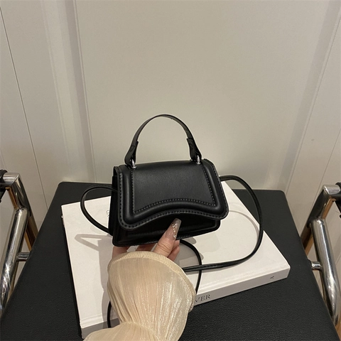 Moderna Semplice Borsa a Tracolla Piccola da Donna in Pelle PU Mini Borsa Quadrata con Patta Ondulata Manico Superiore Moda Urbana Minimalista