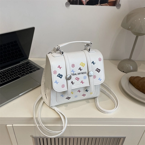 Mini Sac à Dos Blanc pour Femmes Impression de Lettres de Dessins Animés Sac à Main en Cuir PU Petit Sac Carré Avec Pendentif Peluche