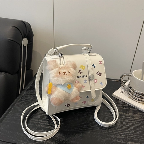Mini Sac à Dos Blanc pour Femmes Impression de Lettres de Dessins Animés Sac à Main en Cuir PU Petit Sac Carré Avec Pendentif Peluche