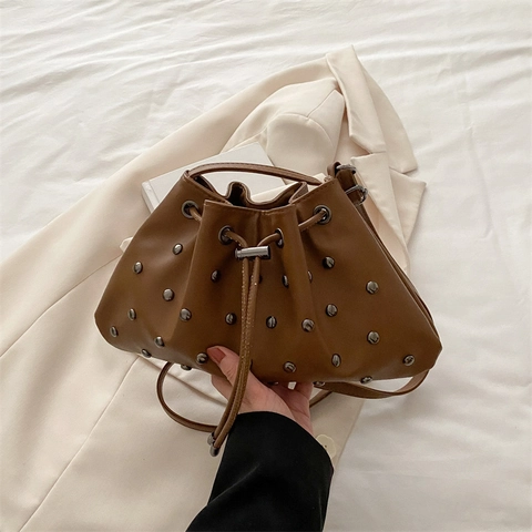 Bolso Cubo con Remaches para Mujer Gran Capacidad Cuero PU Cordón Bolso de Hombro Bandolera Estilo Punk Color Sólido Bolso Diario