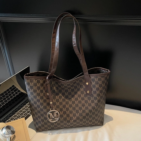 Grand Sac Fourre-tout pour Femmes avec Impression de Lettres Rétro en Cuir PU Monogramme Sac à Bandoulière avec Pendentif en Métal