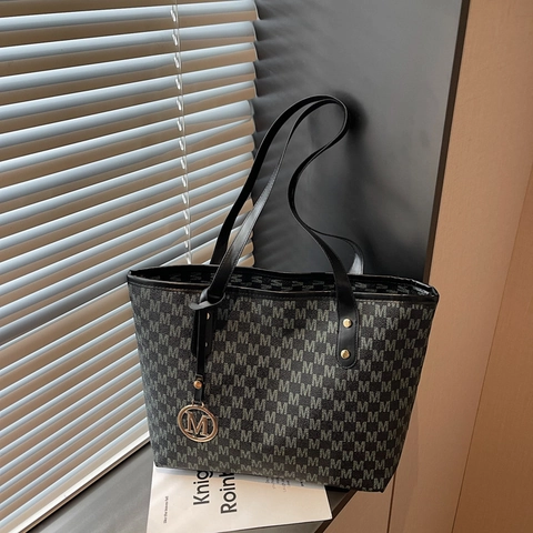 Grand Sac Fourre-tout pour Femmes avec Impression de Lettres Rétro en Cuir PU Monogramme Sac à Bandoulière avec Pendentif en Métal