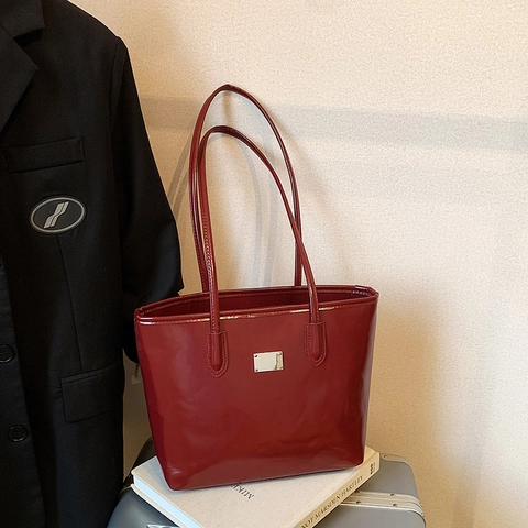 Borsa Tote da Donna Vintage in Pelle PU Lucida Grande Capacità Borsa a Tracolla Con Decorazione in Metallo e Ciondolo Orsetto