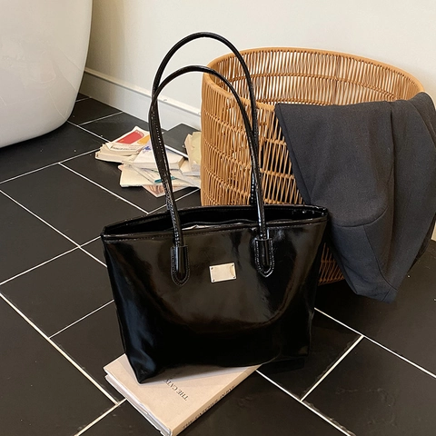 Borsa Tote da Donna Vintage in Pelle PU Lucida Grande Capacità Borsa a Tracolla Con Decorazione in Metallo e Ciondolo Orsetto
