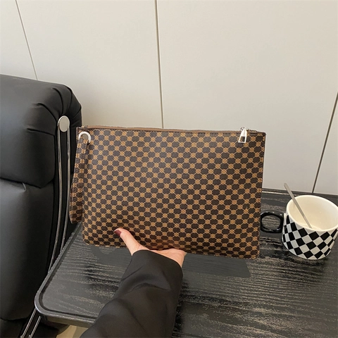 Pochette pour Femmes en Similicuir PU Monogramme Motif Géométrique Style Enveloppe avec Dragonne Grand Sac Sous le Bras
