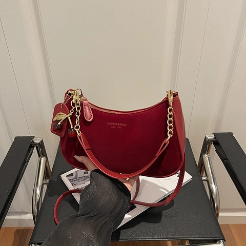 Damen Wildleder Halbmond Tasche Vintage Einfache Schulter Umhängetasche Mit Kirsch Anhänger Metallkette Riemen