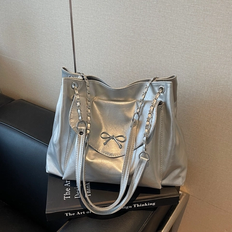 Große PU Leder Tragetasche Mit Metallschleife Dekoration Kettengurt Für Damen Urban Minimalistische Umhängetasche