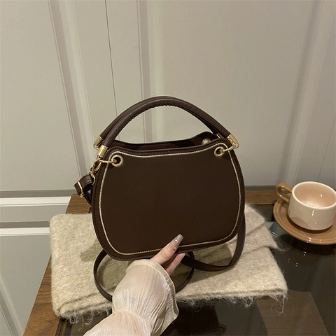 Bolso de Hombro de Cuero PU de Color Sólido Minimalista para Mujer Bolso de Silla de Media Luna Vintage Herrajes Dorados Bandolera Diaria