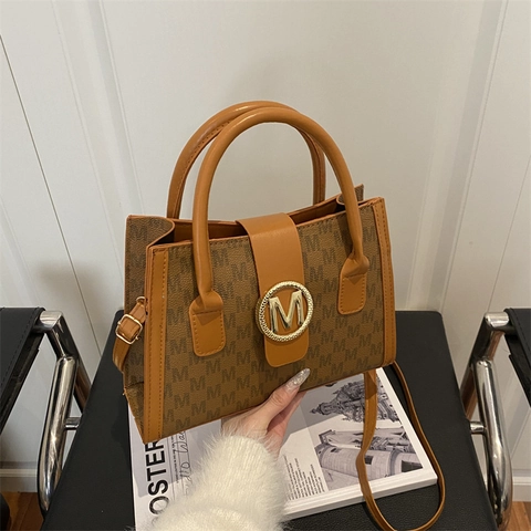 Borsa a Spalla da Donna Grande Capacità Con Stampa Monogramma Lettere Borsa a Mano in Pelle PU Retro Con Fibbia M in Metallo Oro