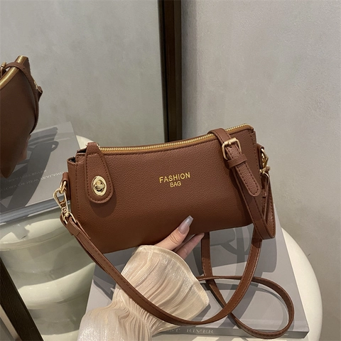 Borsa a Spalla da Donna in Pelle PU Vintage con Stampa a Lettere Borsa a Tracolla di Grande Capacità con Hardware Dorato