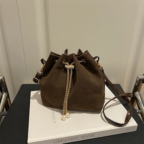 Women Faux Suede PU Leather Bucket Bag Drawstring Large Capacity Pearl Chain Shoulder Crossbody Bag Minimalist Elegant Handbag
