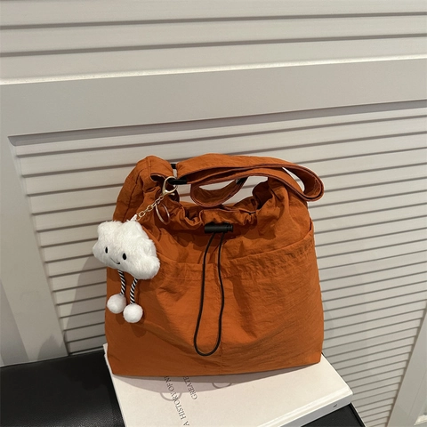 Damen Große Kapazität Nylon Tragetasche Urban Minimalist Kordelzug Schultertasche Mit Plüsch Wolke Anhänger Für Pendeln Alltag