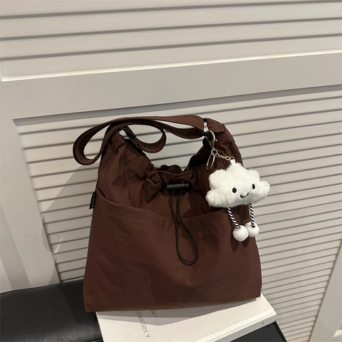 Damen Große Kapazität Nylon Tragetasche Urban Minimalist Kordelzug Schultertasche Mit Plüsch Wolke Anhänger Für Pendeln Alltag