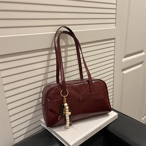 Sac à Bandoulière Vintage en Cuir PU Brillant pour Femmes Sac sous les Bras de Grande Capacité Avec Pendentif Perlé Quotidien