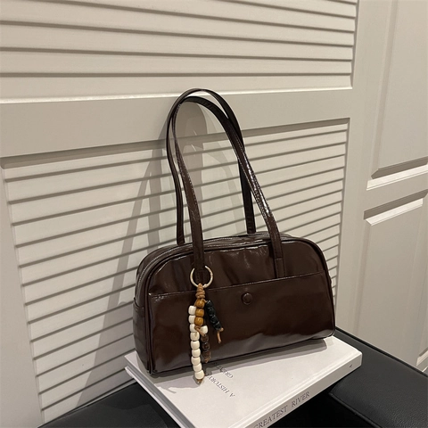Sac à Bandoulière Vintage en Cuir PU Brillant pour Femmes Sac sous les Bras de Grande Capacité Avec Pendentif Perlé Quotidien