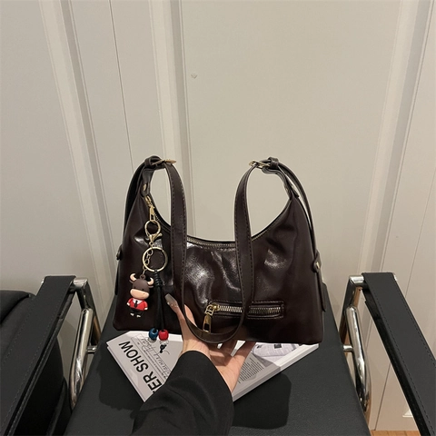 Retro Large Capacity Solid Color Shoulder Bag Women Oil Wax PU Leather Fashion Hobo Crossbody Commute Underarm Bag With Pendant