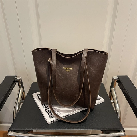 Klassische Große Damen Einkaufstasche aus PU Leder Minimalistische Schultertasche Mit Süßem Hasenanhänger Pendler Handtasche