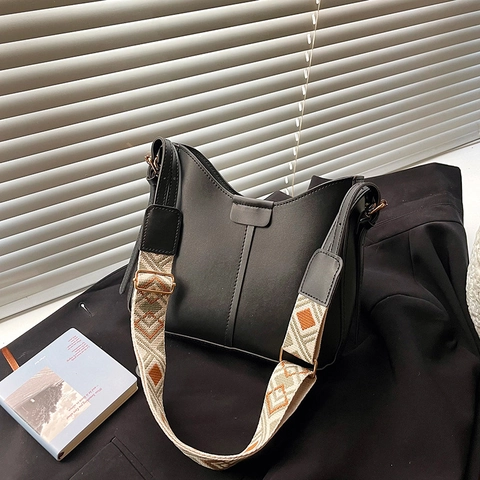 Retro PU Leder Umhängetasche Für Damen Mit Breitem Geometrischem Gurt Große Kapazität Minimalistische Crossbody Tasche
