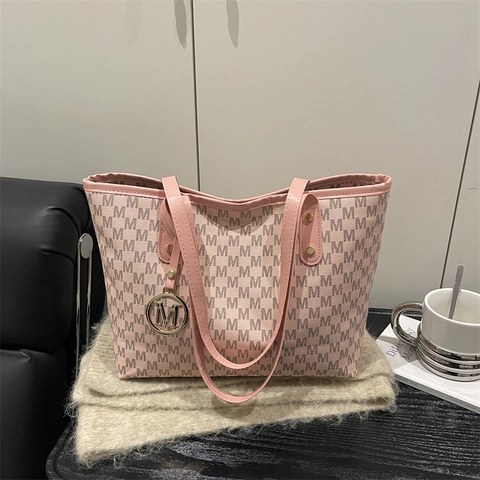 Borsa Tote Grande Capacità Stampa Monogramma Vintage Per Donna Borsa a Spalla Casual in Pelle PU Con Ciondolo in Metallo