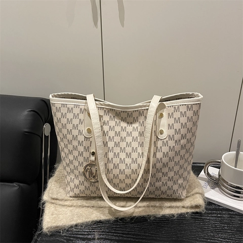 Borsa Tote Grande Capacità Stampa Monogramma Vintage Per Donna Borsa a Spalla Casual in Pelle PU Con Ciondolo in Metallo