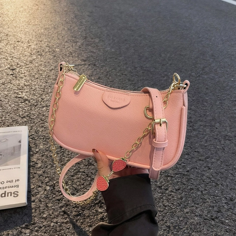 Bolso de Hombro de Moda para Mujer de Cuero PU con Colgante de Fresa Cadena de Metal Bolso Bandolera Cuadrado Pequeño Color Sólido