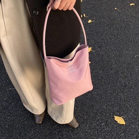 Minimalistische Damen Umhängetasche aus Kunstleder mit besticktem Buchstabendesign Trendy Eimer-Stil Handtasche für den Alltag