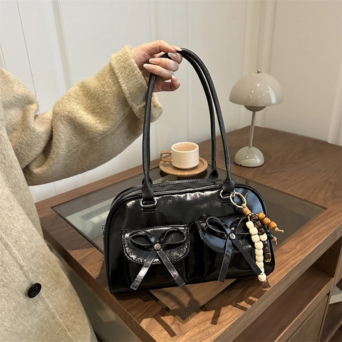 Sac à Épaule en Cuir Synthétique Rétro pour Femmes Mode Nœud Papillon Sac Boston Grande Capacité Sac Sous l'Aisselle Cabas Avec Pendentif