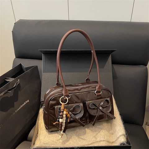 Sac à Épaule en Cuir Synthétique Rétro pour Femmes Mode Nœud Papillon Sac Boston Grande Capacité Sac Sous l'Aisselle Cabas Avec Pendentif