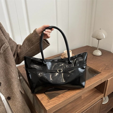 Damen Vintage Glänzendes Kunstleder Tote Bag Große Kapazität Retro Schulter Unterarm Handtasche Mit Schnallenriemen Dekor