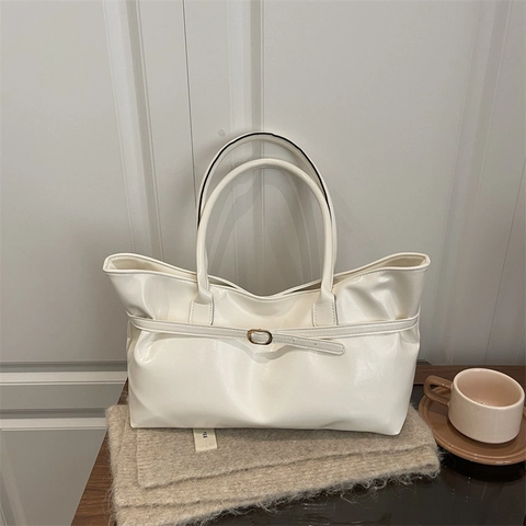 Damen Vintage Glänzendes Kunstleder Tote Bag Große Kapazität Retro Schulter Unterarm Handtasche Mit Schnallenriemen Dekor