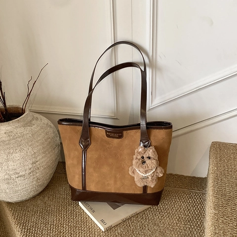 Sac Cabas en Cuir PU Rétro pour Femmes Grande Capacité Sac à Épaule pour Navettage Mode Motif Gaufré Avec Pendentif Ours en Peluche