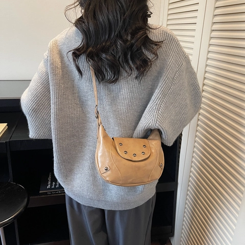 Vintage PU Leather Metal Rivet Dumpling Shoulder Bag For Women Crescent Crossbody Bag Punk Style Streetwear Casual Underarm Bag