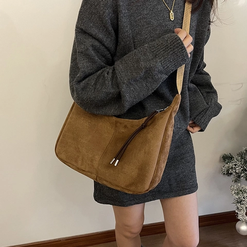 Retro Suède Schoudertas voor Dames Minimalistisch Hobo-ontwerp Grote Capaciteit Brede Riem Ritssluiting met Kwastjes