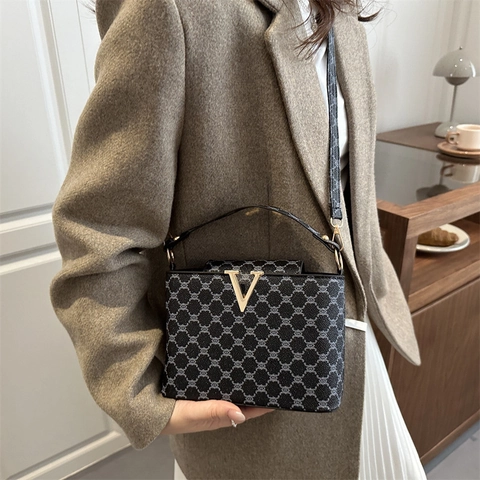 Vintage PU Leather Geometric Monogram Shoulder Bag For Women Fashion V-shaped Clasp Casual Crossbody Small Square Bag