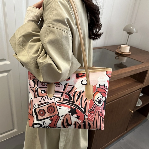 Borsa Tote in Tela Graffiti da Donna Grande Capacità Stampa Borsa a Spalla Con Pendente a Nuvola di Peluche Borsa Casual alla Moda