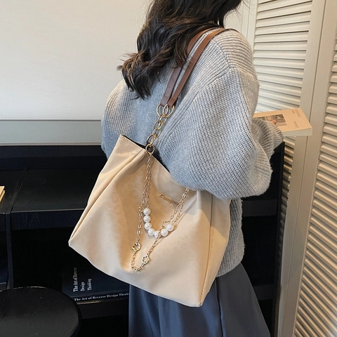 Damen Große Kapazität PU Leder Tote Bag Mode Casual Einfach Winter Umhängetasche Mit Perle Metall Kette Blumen Anhänger