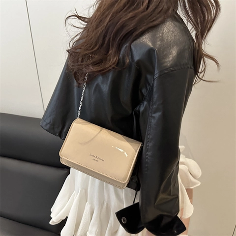Dames PU Lakleer Schoudertas Glanzend Vierkant Crossbody Tas Met Metalen Ketting Retro Street Style Kleine Handtas