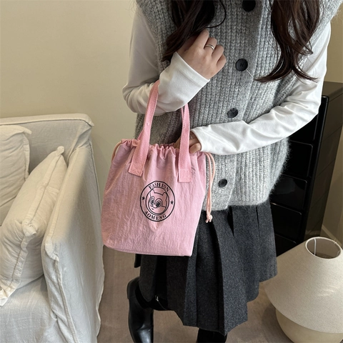 Wasserdichte Nylon Kordelzug Eimer Tote Bag Große Kapazität Pendler Handtasche Mit Cartoon Bär Druck Für Damen Täglich Casual