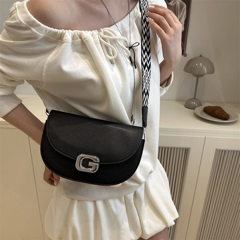 Women Litchi Grain PU Leather Saddle Bag Wide Geometric Pattern Strap Rhinestone G Buckle Crossbody Shoulder Bag Casual Niche Design Purse