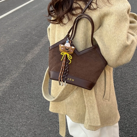 Women's Retro Suede Bucket Bag Quilted Patchwork Leopard Print Shoulder Bag Large Capacity Crossbody Handbag With Bear Pendant